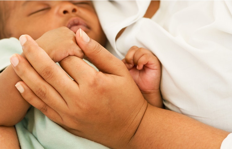 Bébé tenu dans les bras