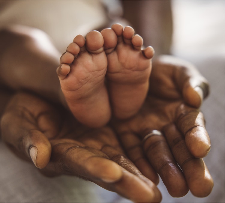 Pieds de bébé dans les mains