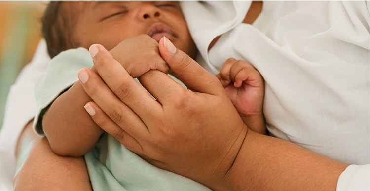 Bébé tenu dans les bras